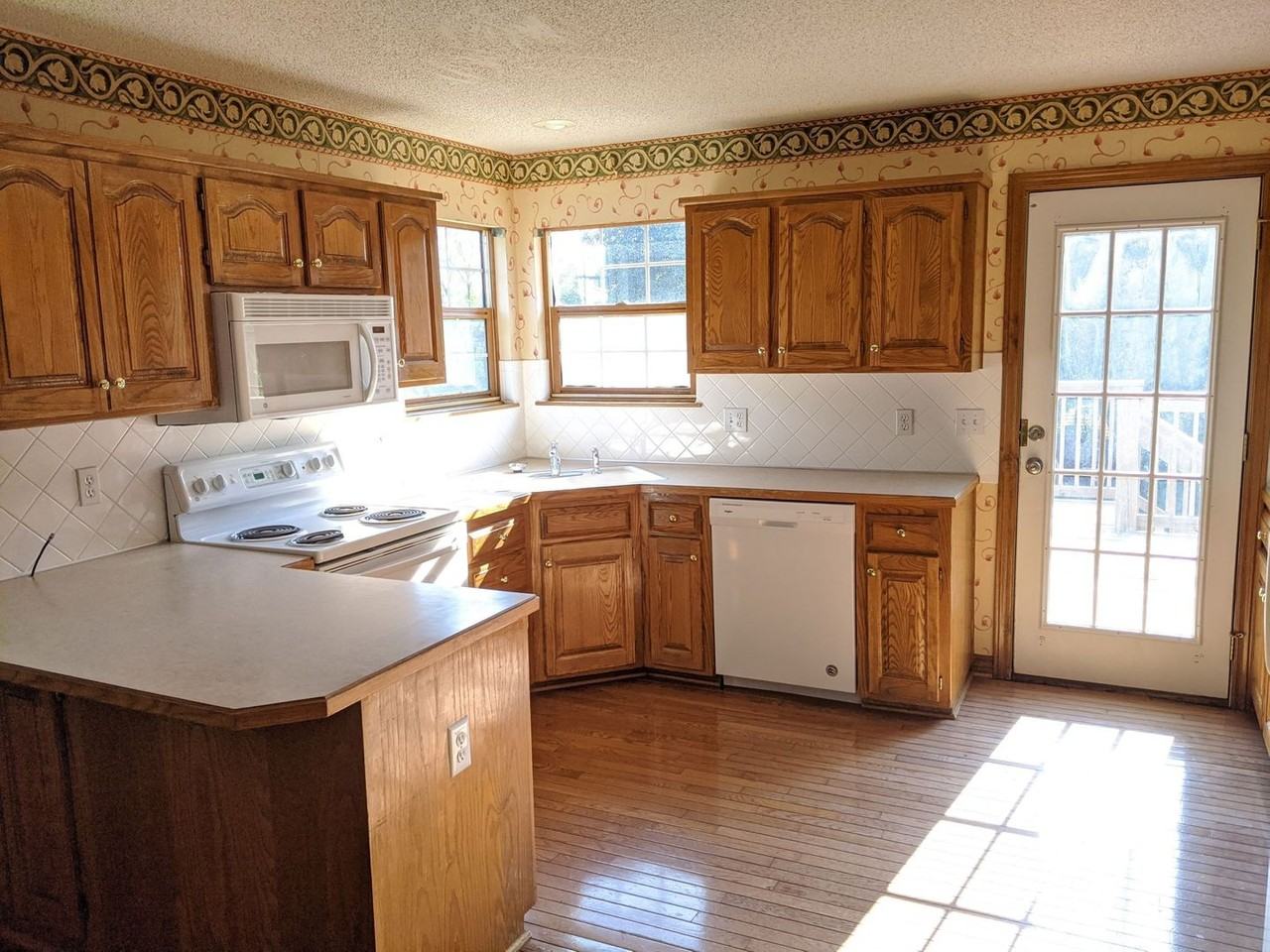 15641 Foster St - Photo 6 of 26