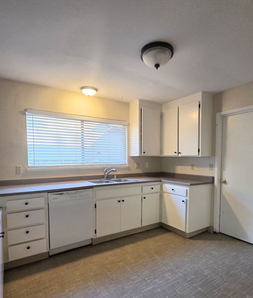 932 San Francisco Way - Photo 3 of 7