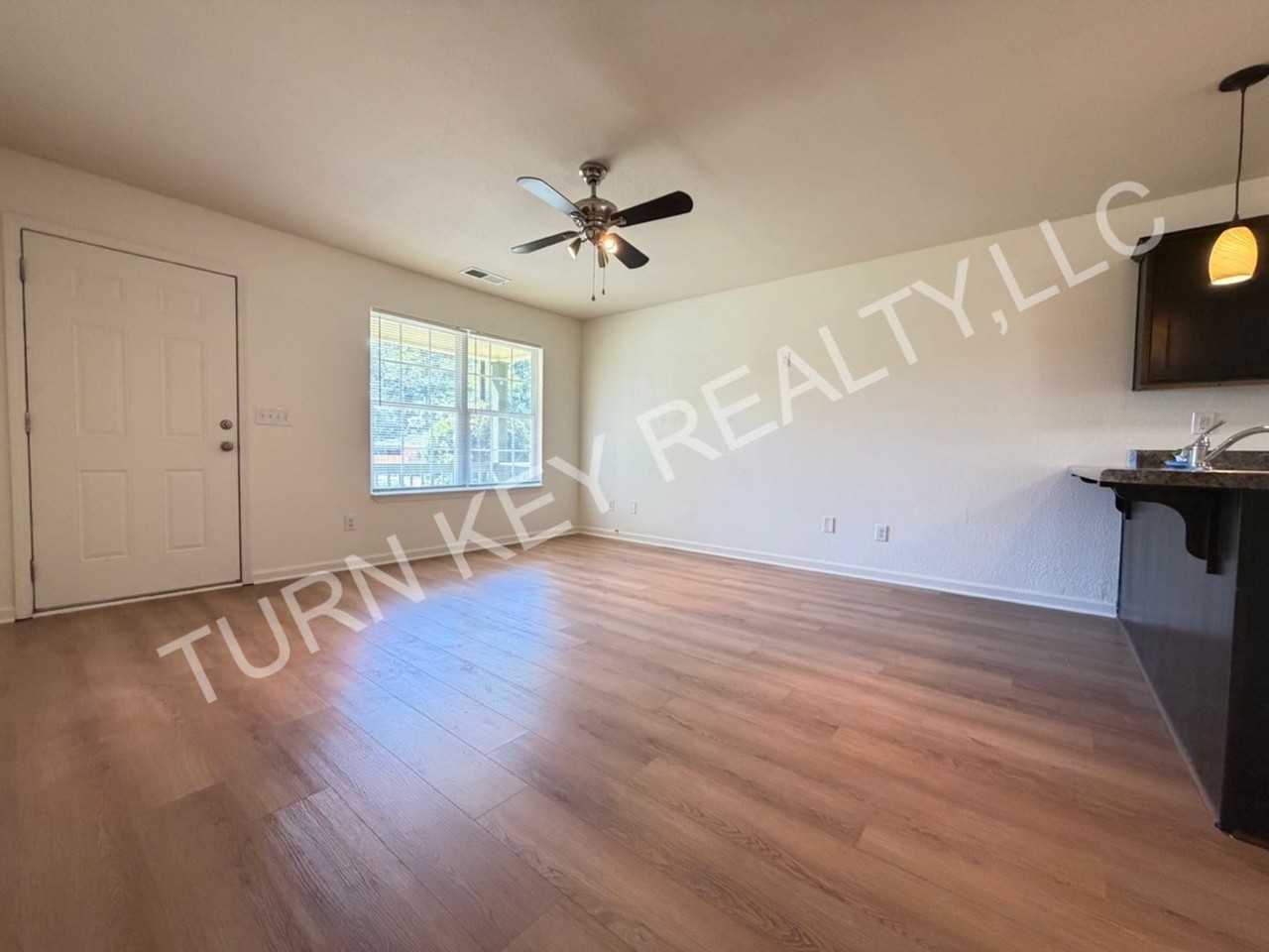 1112 Robert E Lee St - Photo 2 of 15