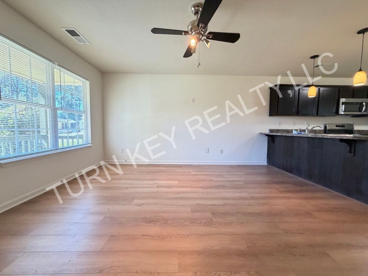 1112 Robert E Lee St - Photo 3 of 15