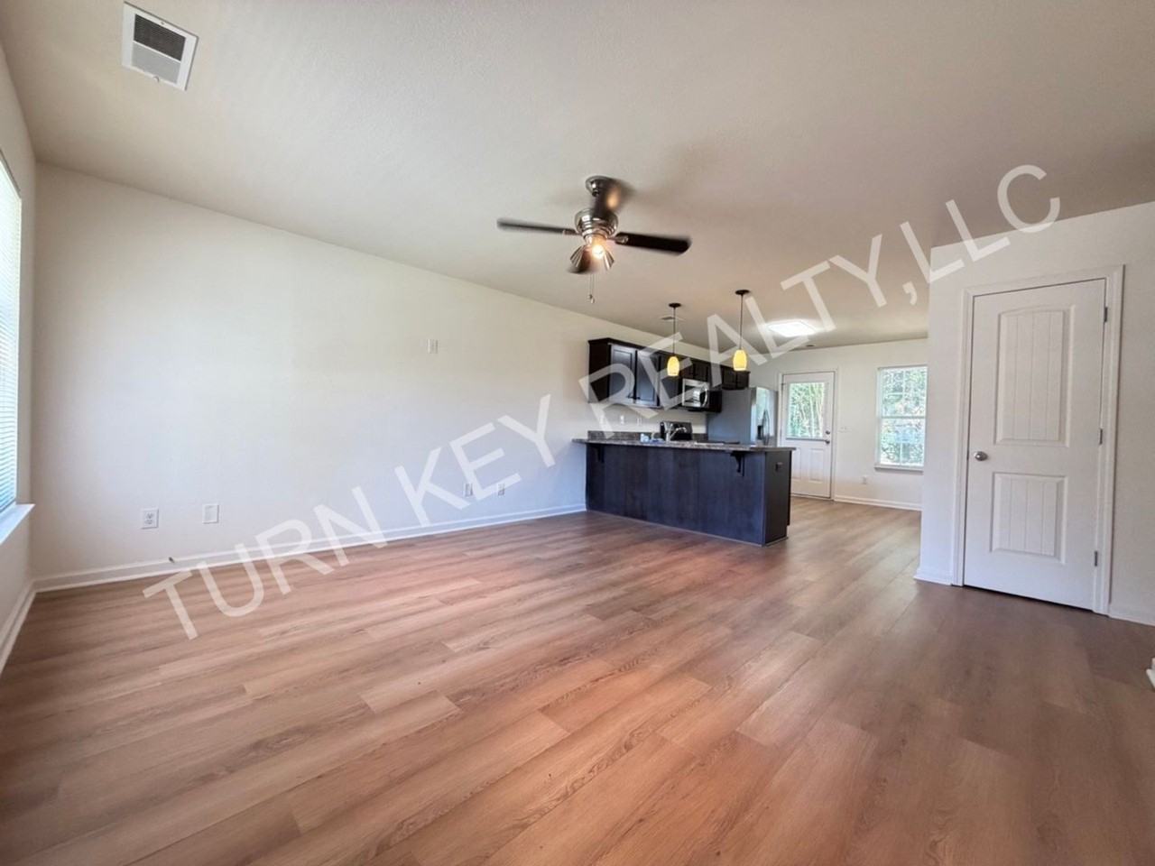 1112 Robert E Lee St - Photo 4 of 15