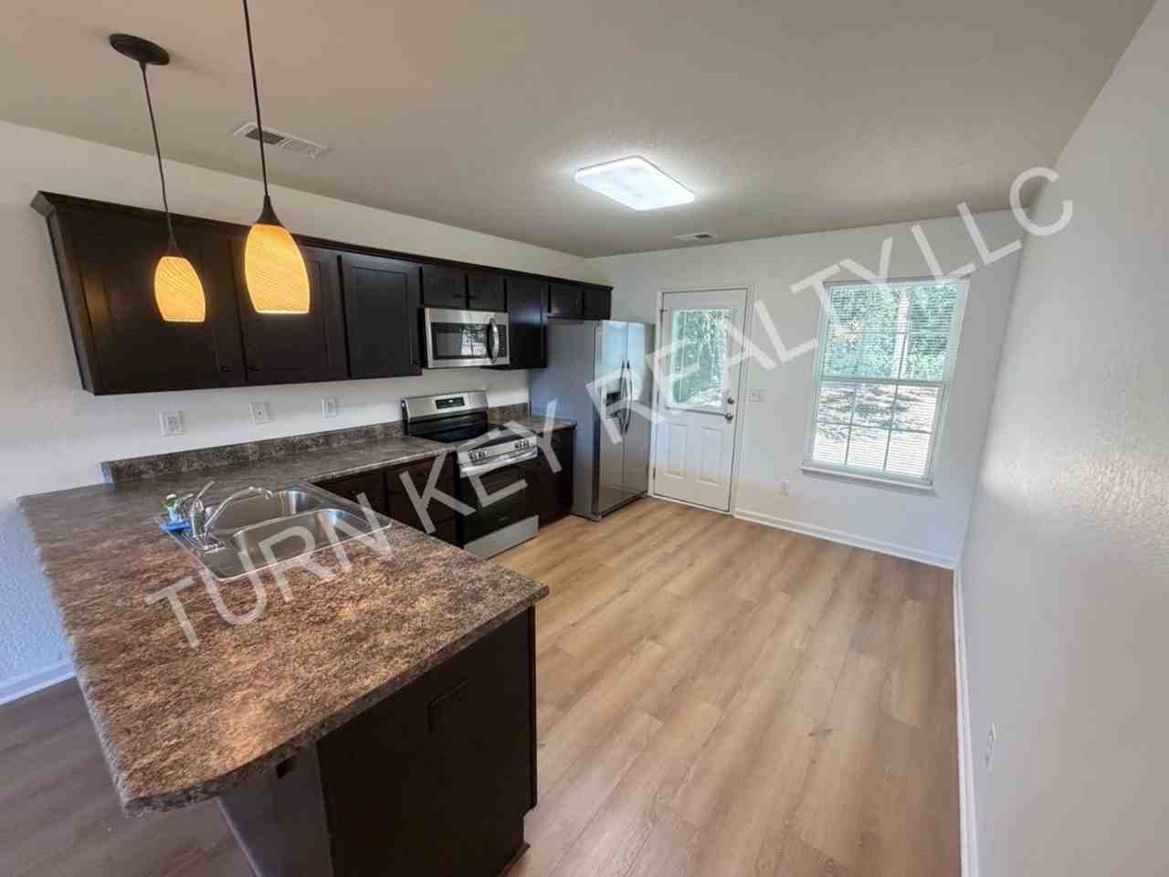 1112 Robert E Lee St - Photo 5 of 15