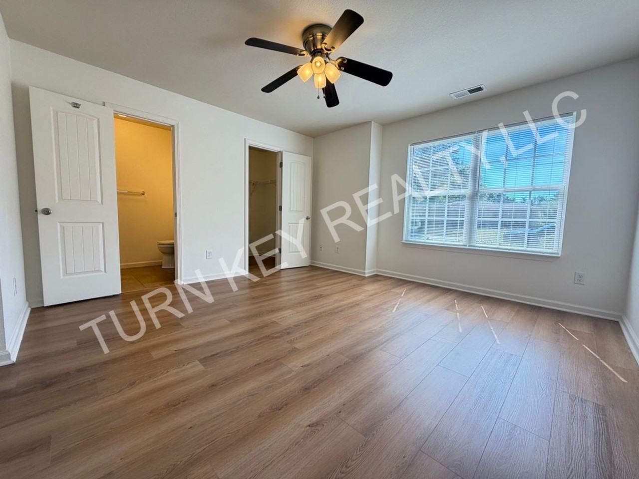 1112 Robert E Lee St - Photo 7 of 15
