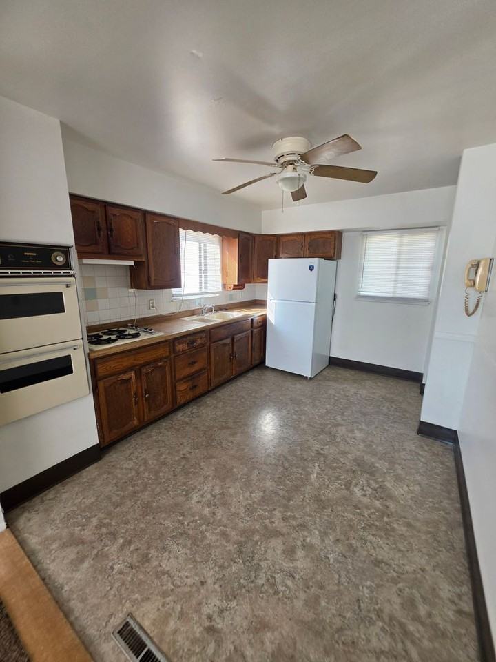 2541 Sherwood Ln - Photo 3 of 20