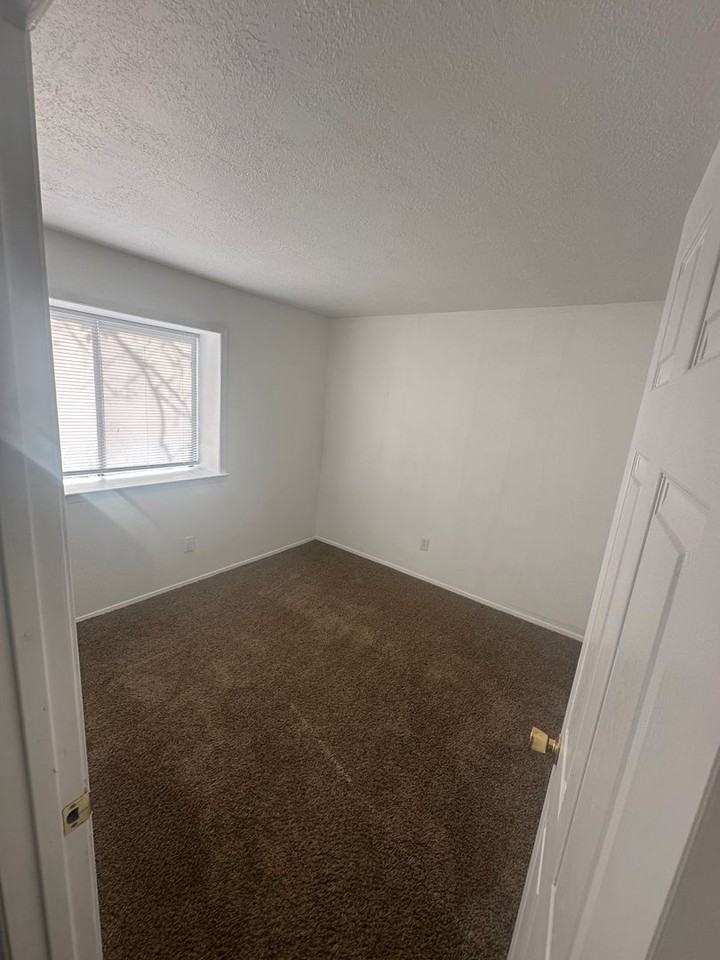 429 Victor Ln Se - Photo 4 of 12