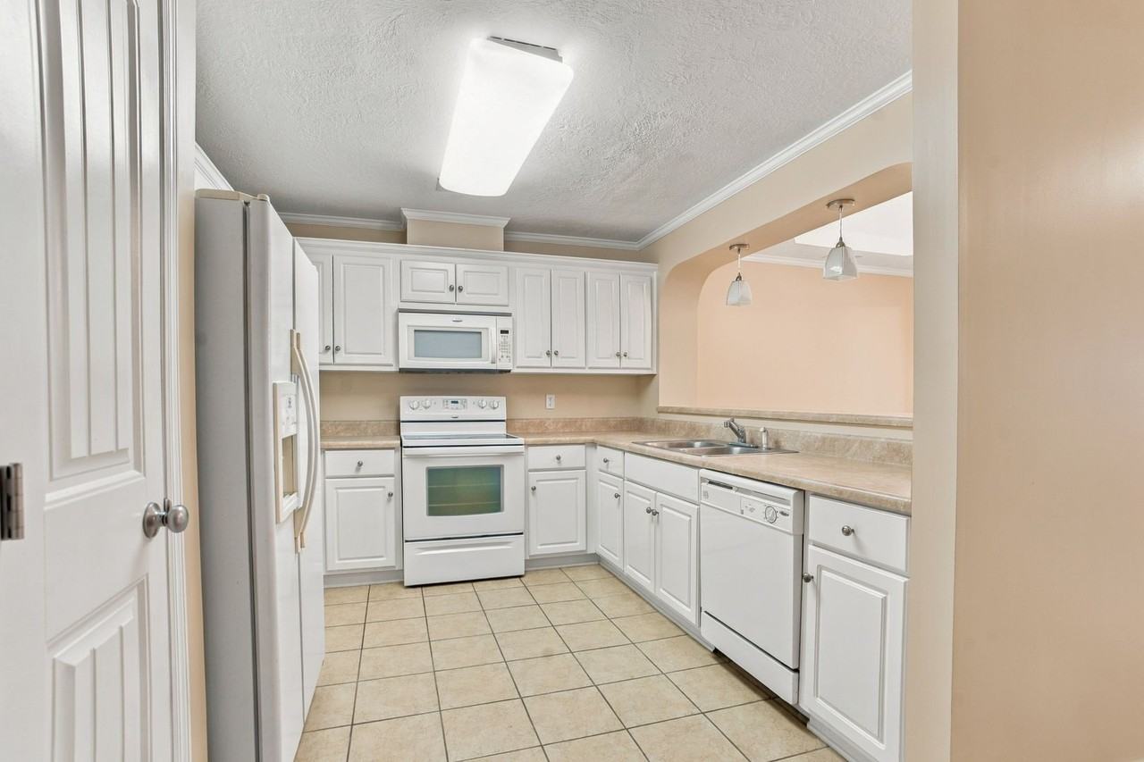 819 Whispering Willow Ct - Photo 5 of 32