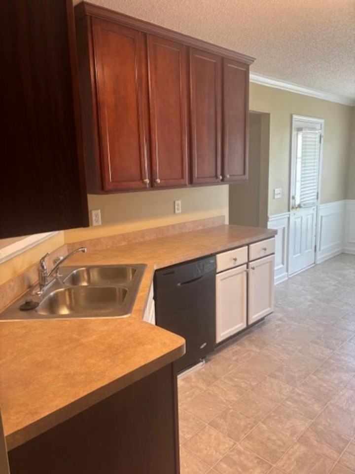 726 Denise Ct - Photo 2 of 22