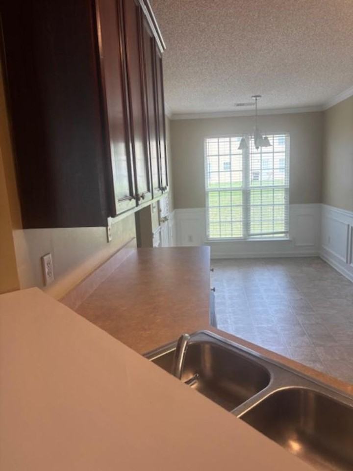 726 Denise Ct - Photo 4 of 22