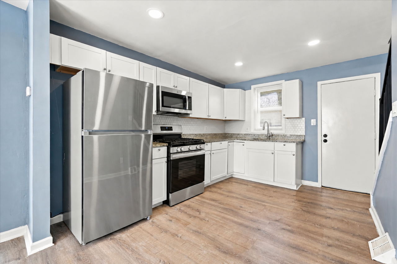 1519 W Oakdale St - Photo 3 of 10