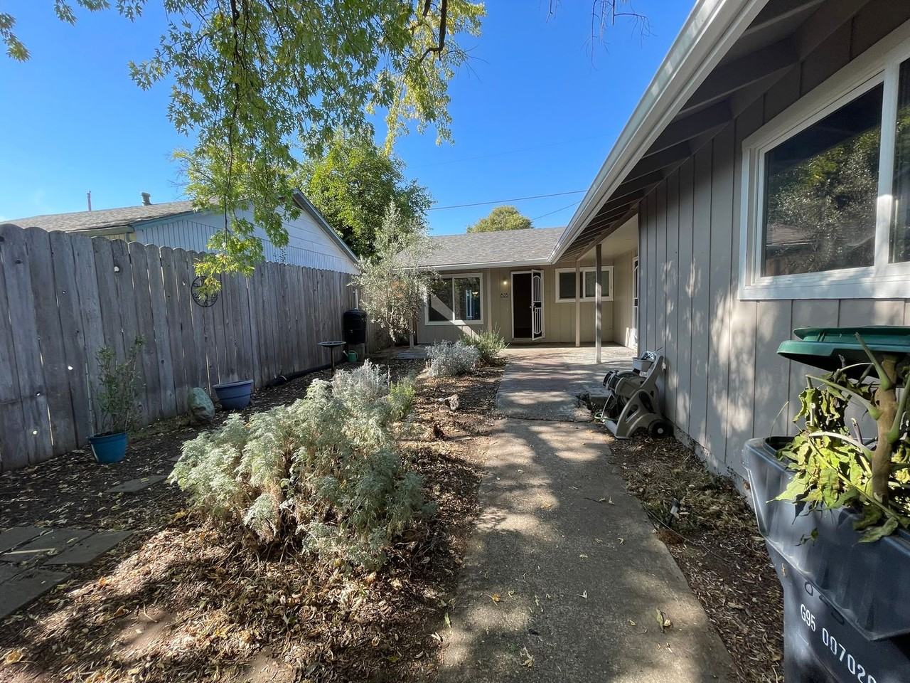825 Oak St - Photo 3 of 16