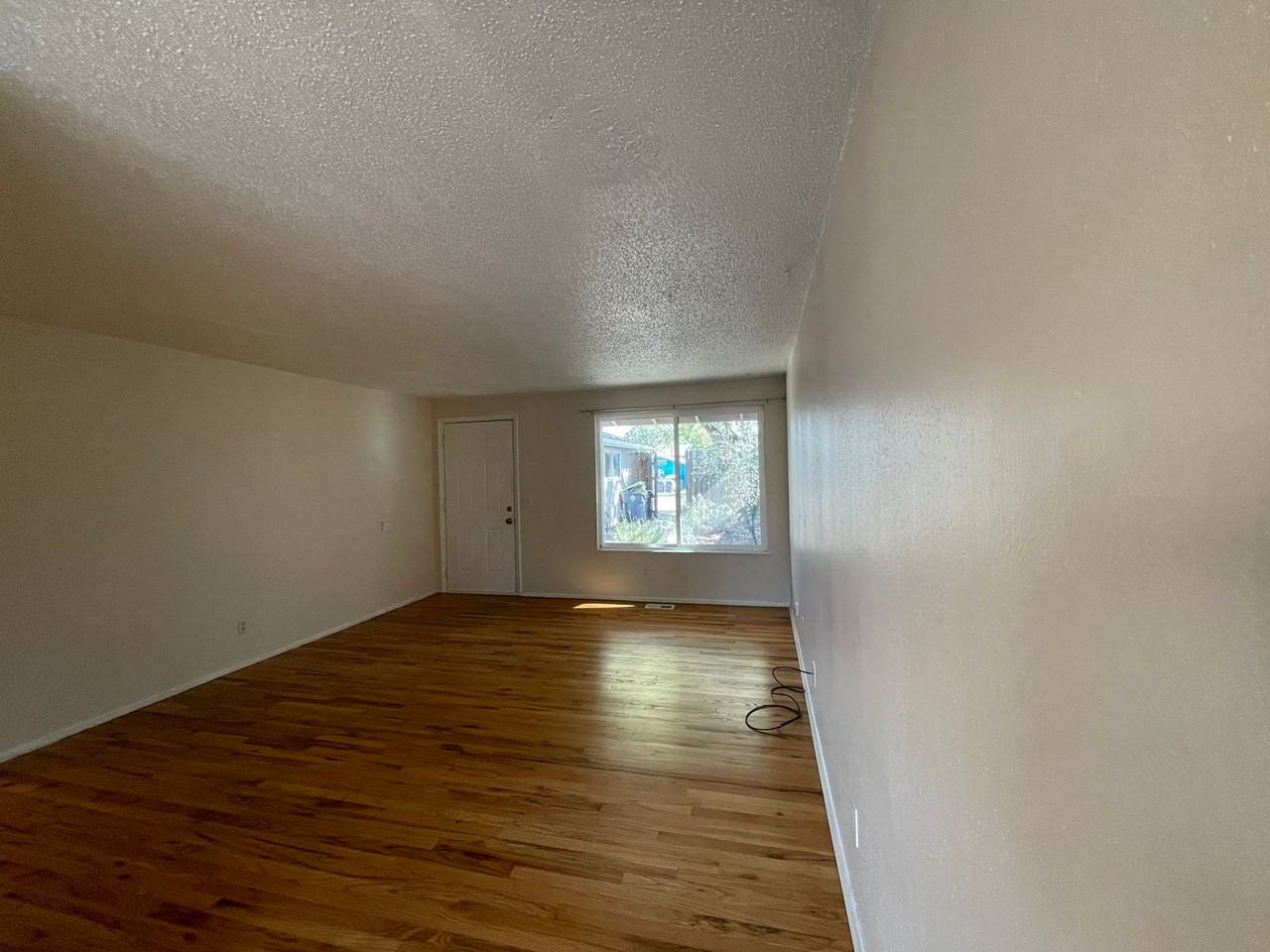 825 Oak St - Photo 5 of 16