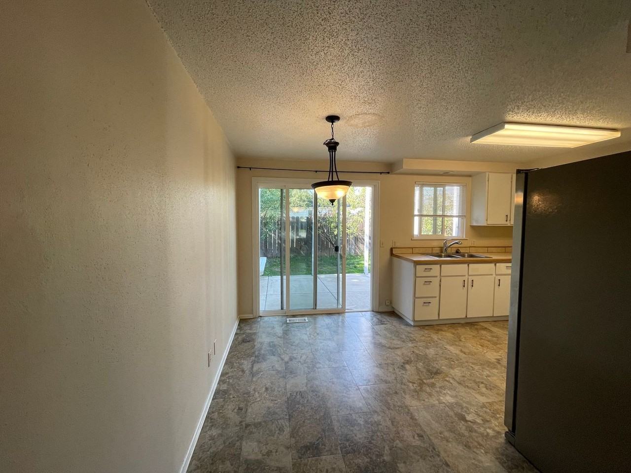 825 Oak St - Photo 6 of 16