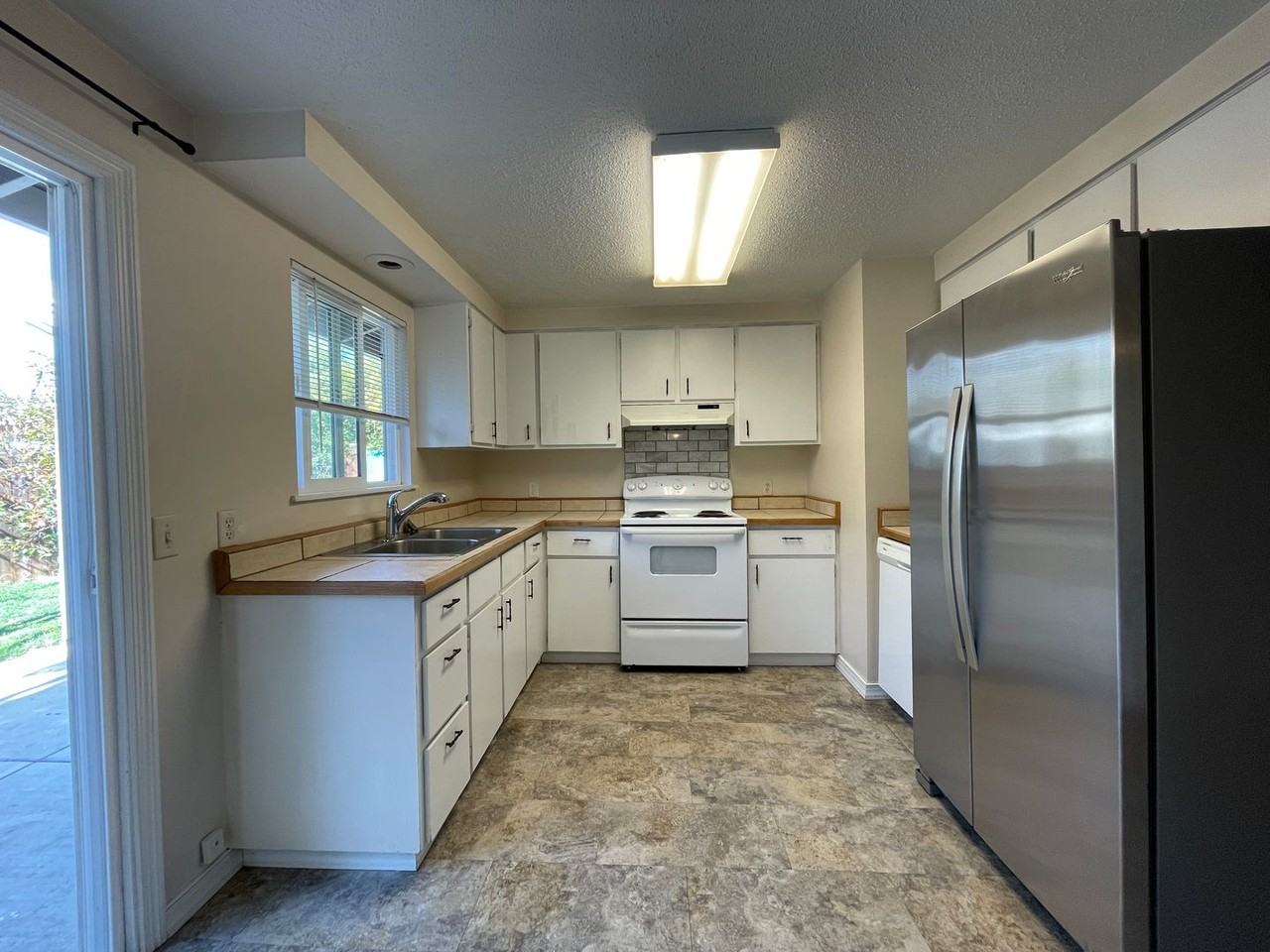 825 Oak St - Photo 7 of 16