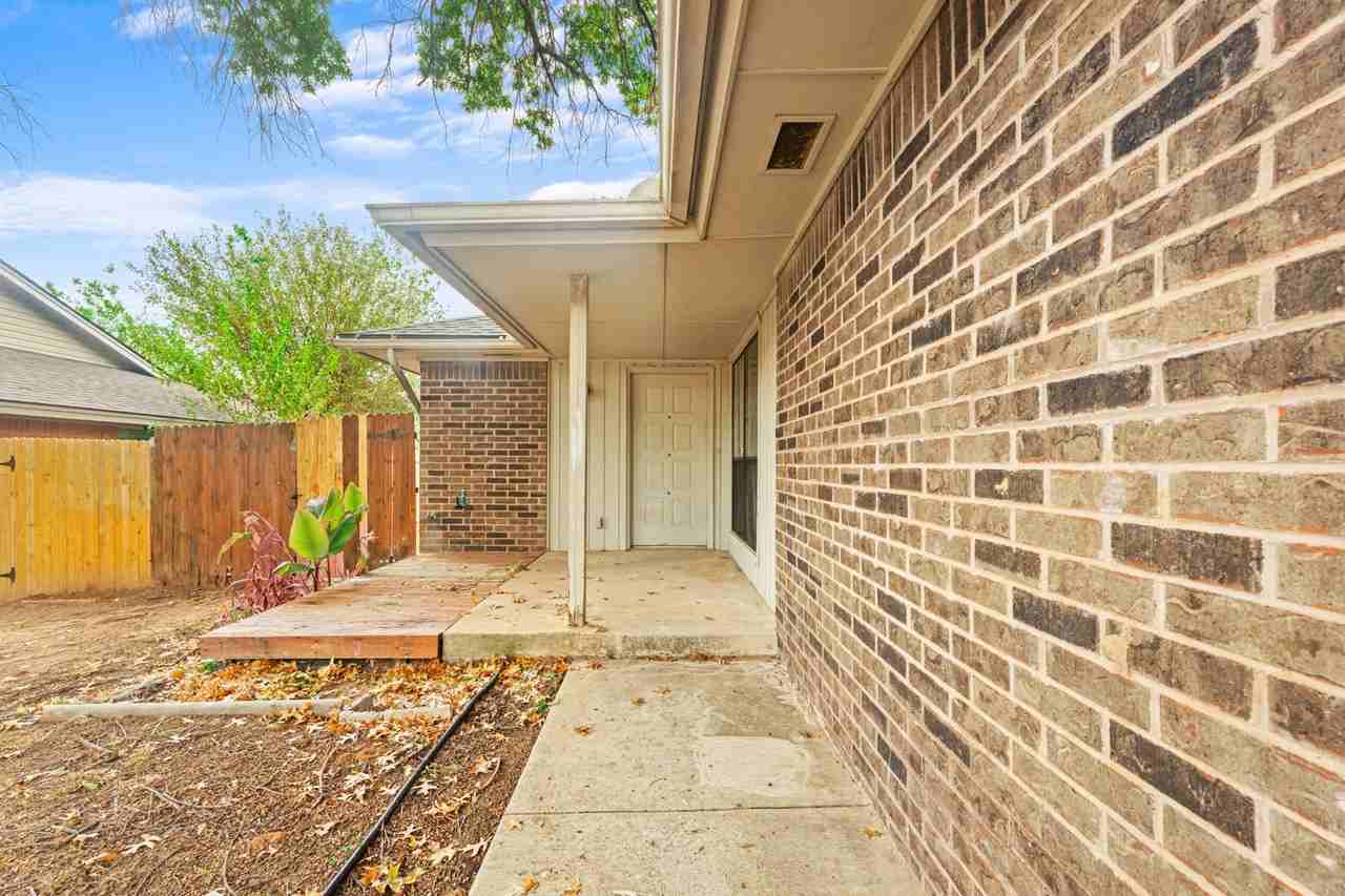 2622 Belknap Ave - Photo 4 of 26