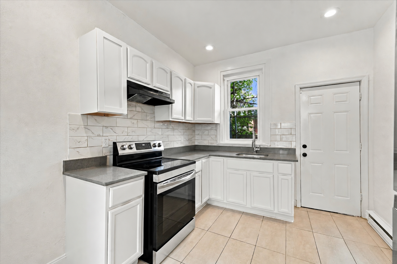 2521 N Douglas St - Photo 3 of 11