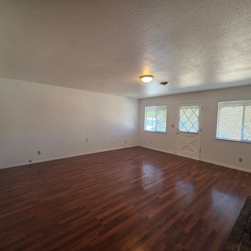 5207 Elm Ln - Photo 2 of 23