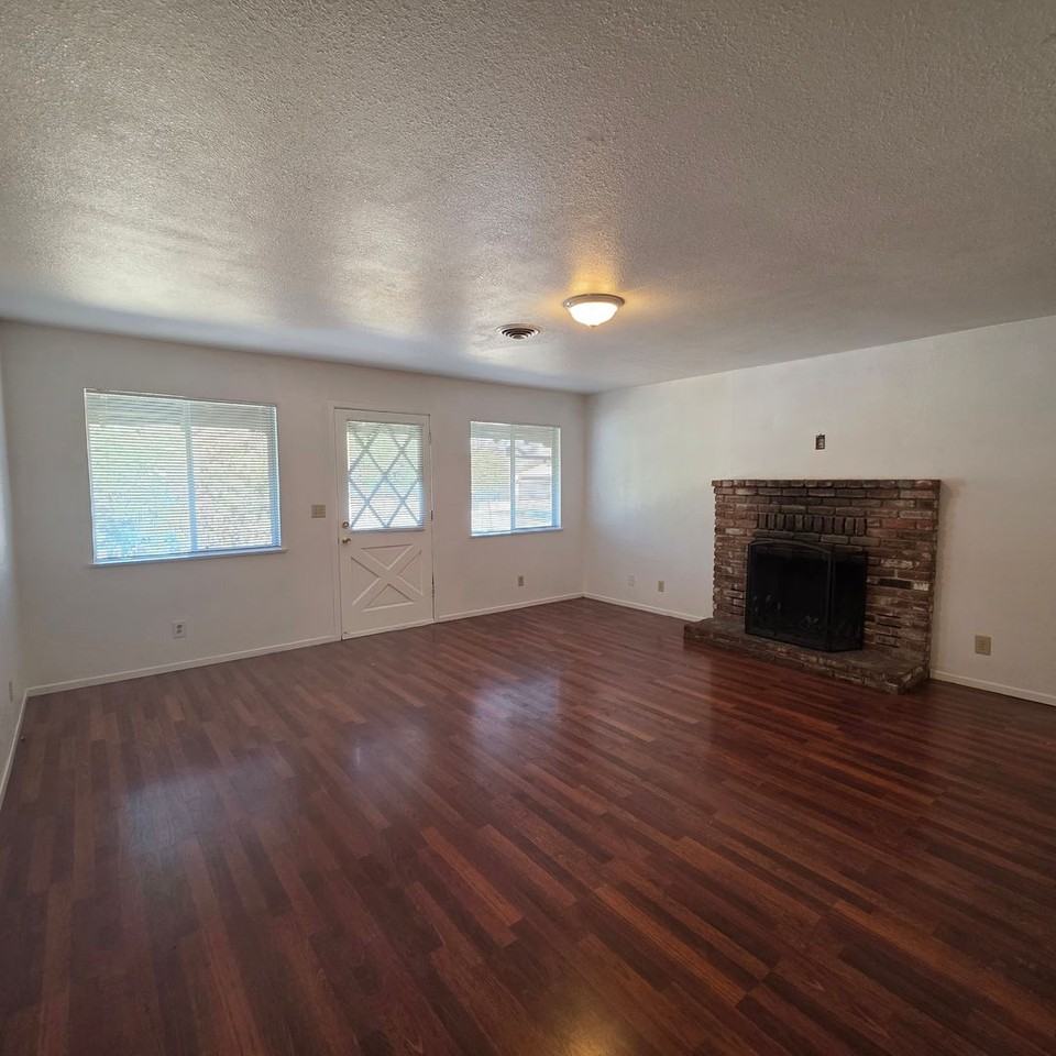5207 Elm Ln - Photo 3 of 23