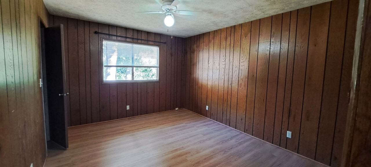 1163 Ne Ridge Ave - Photo 4 of 6