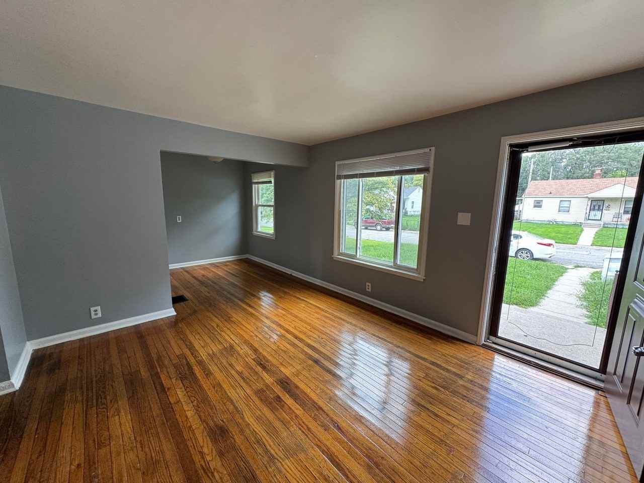 4625 Farrington Ave - Photo 3 of 17
