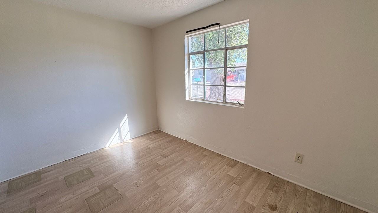 82 E Byrne St - Photo 3 of 8