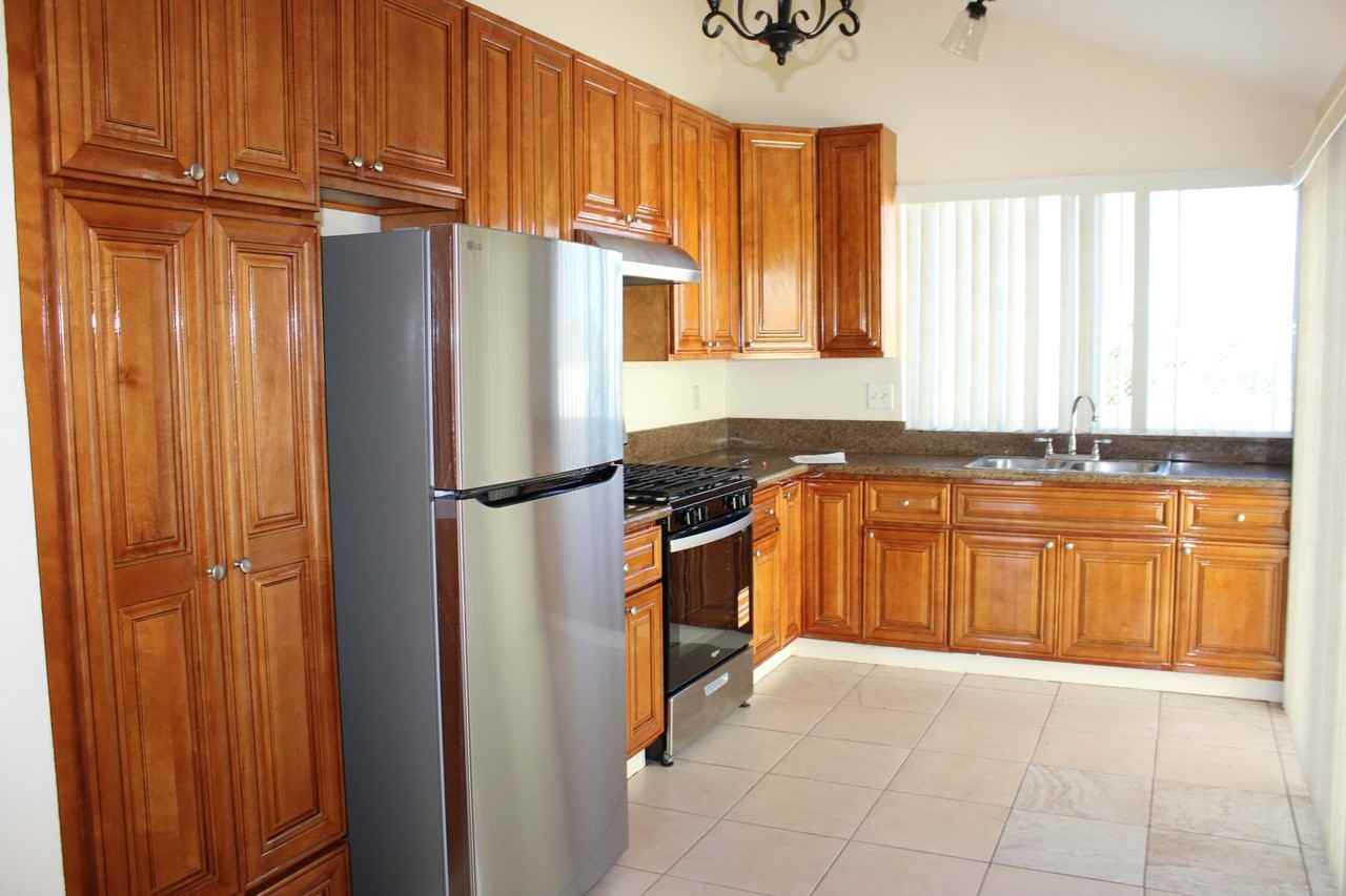 1444 Honeysuckle Ln - Photo 4 of 28