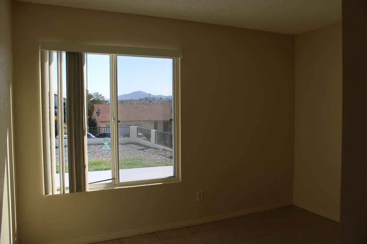 1444 Honeysuckle Ln - Photo 7 of 28