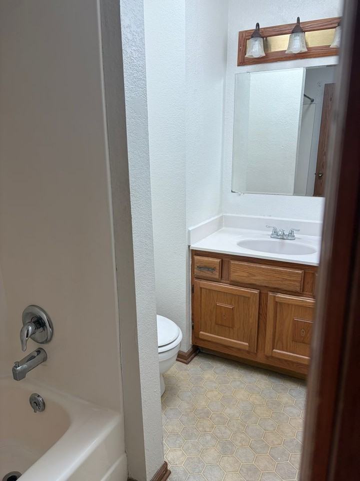 8707 Nw 82nd Ter - Photo 4 of 12