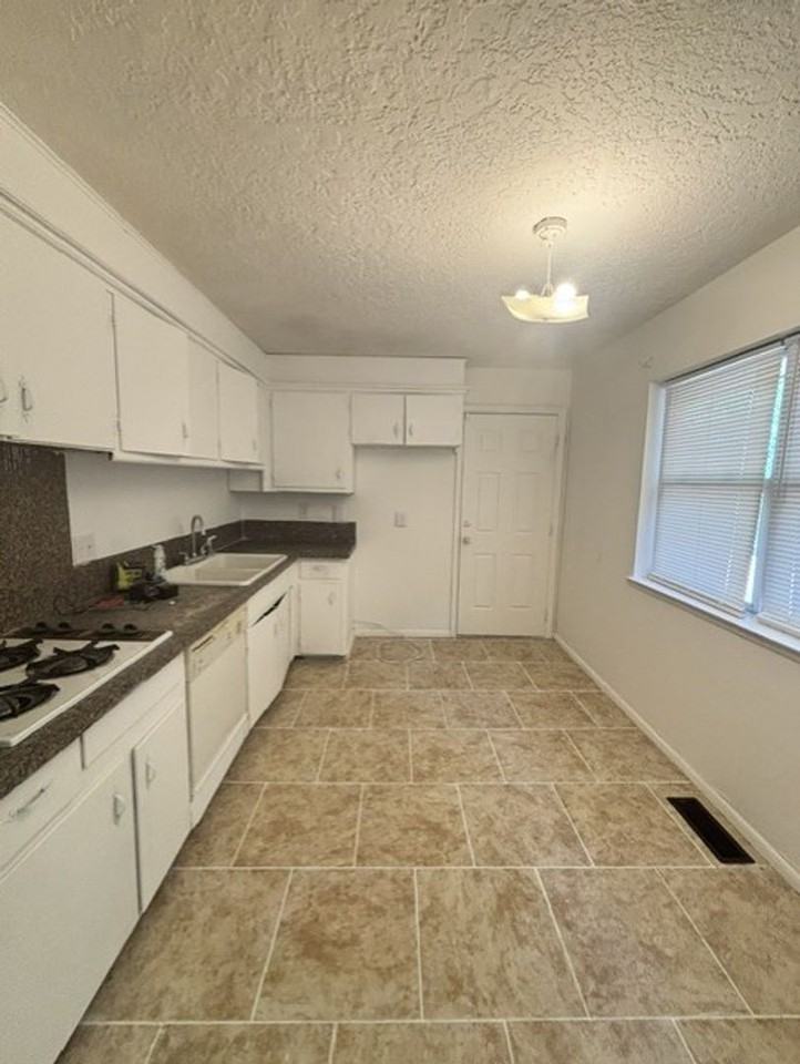 2425 Butler Dr - Photo 4 of 16