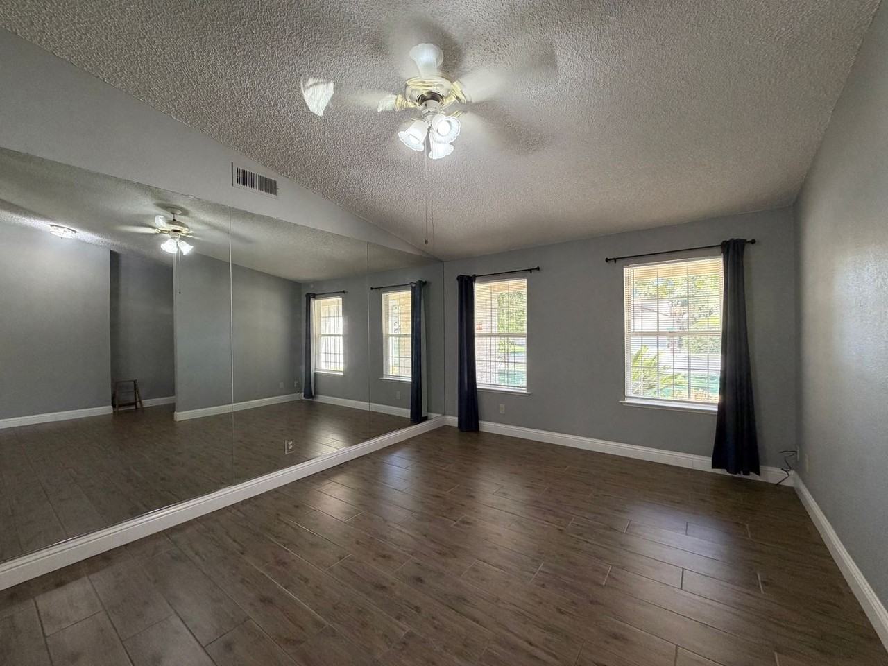 6078 N Hazel Ave - Photo 4 of 21