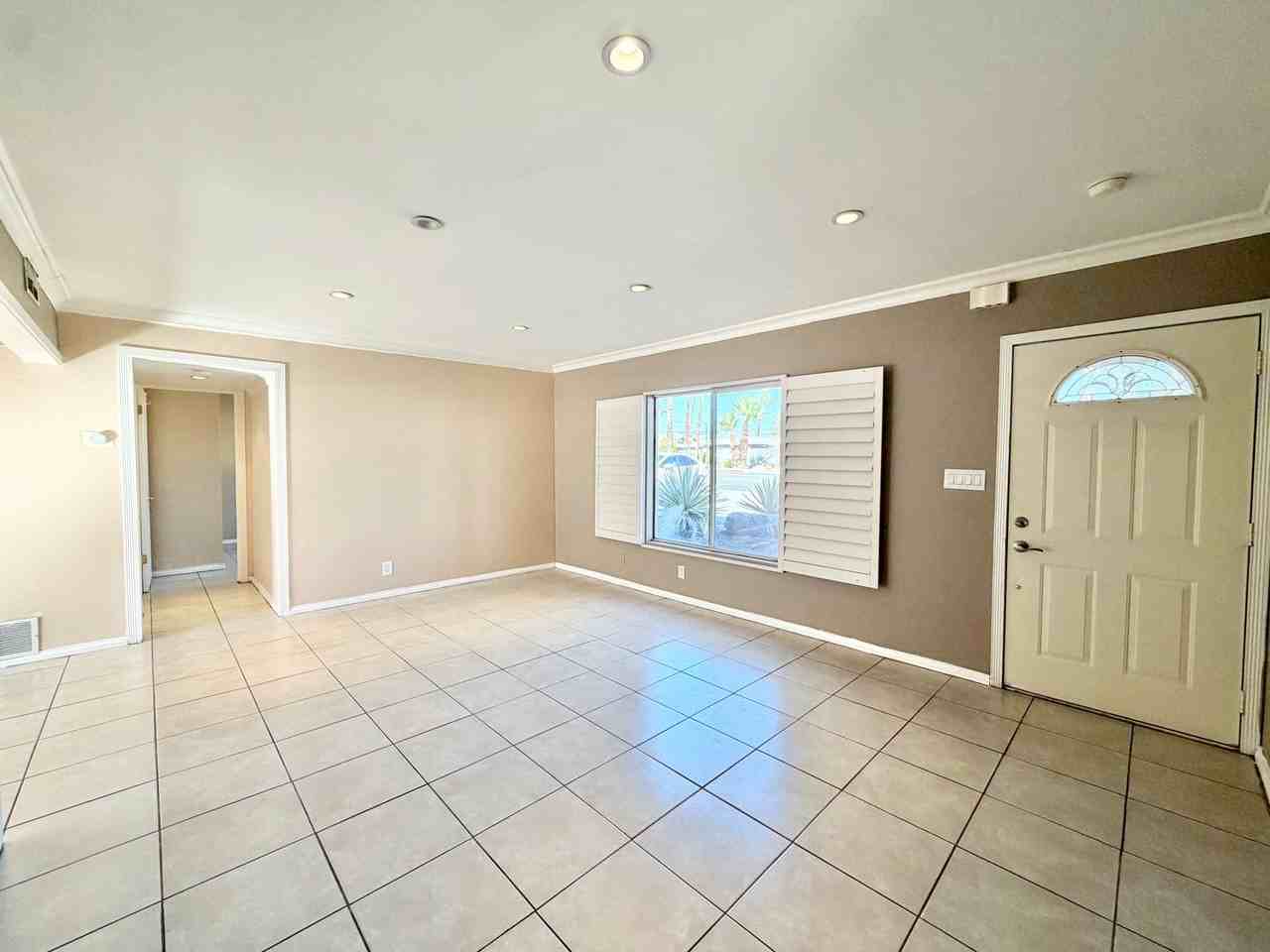 445 N Farrell Dr - Photo 3 of 26