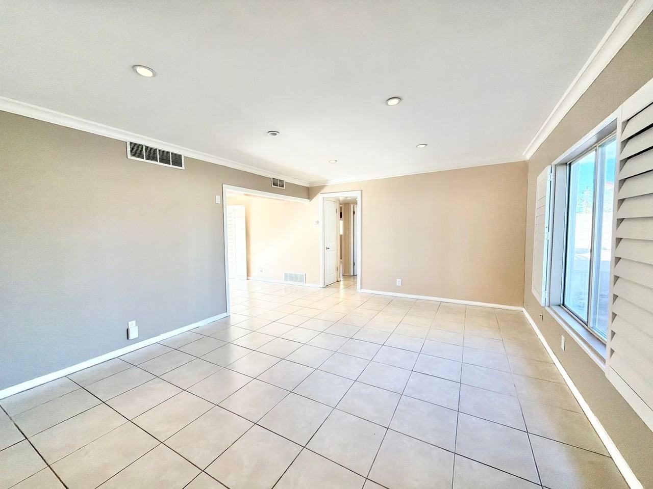 445 N Farrell Dr - Photo 4 of 26