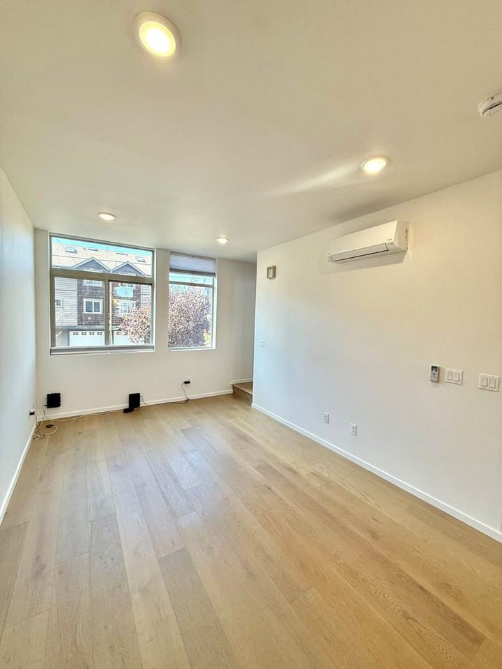 9434 Linden Ave N - Photo 5 of 34