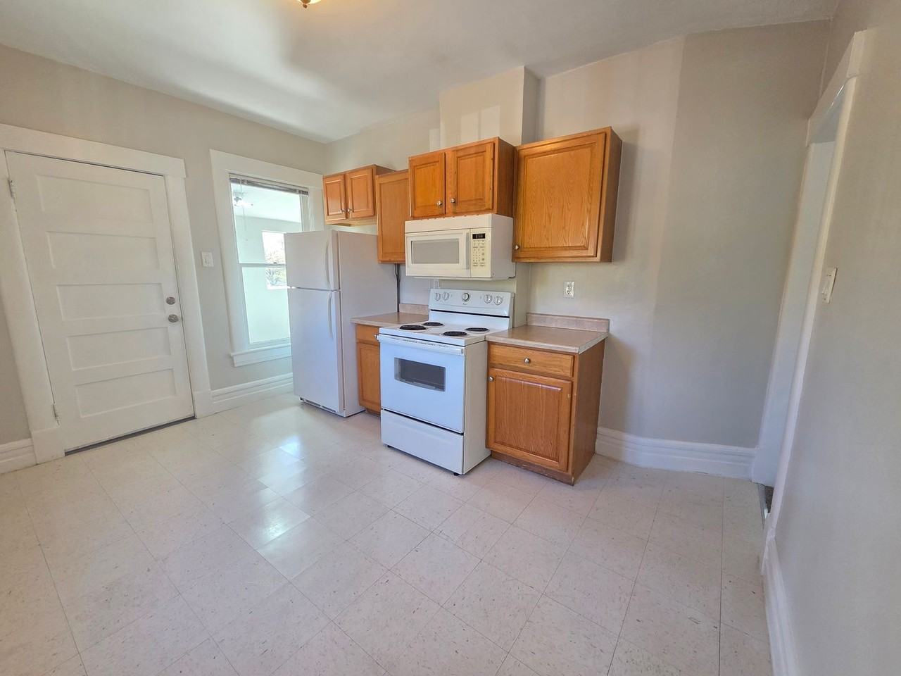 544 W 6th St - Photo 3 of 19