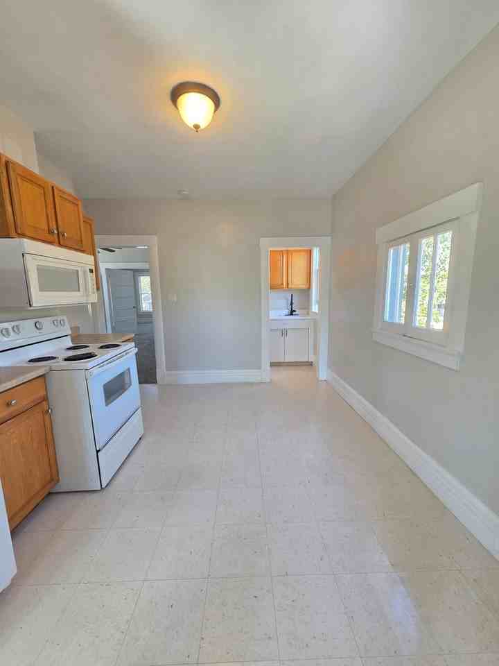 544 W 6th St - Photo 5 of 19