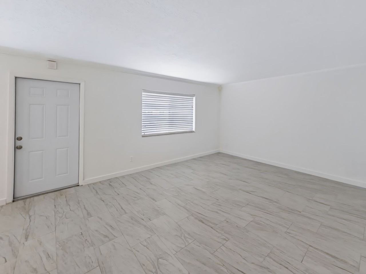 4625 Bayshore Dr - Photo 4 of 30