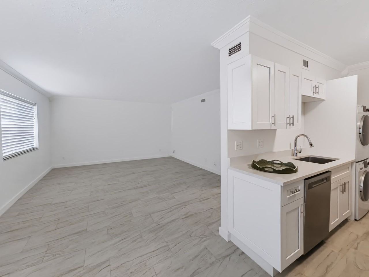 4625 Bayshore Dr - Photo 6 of 30