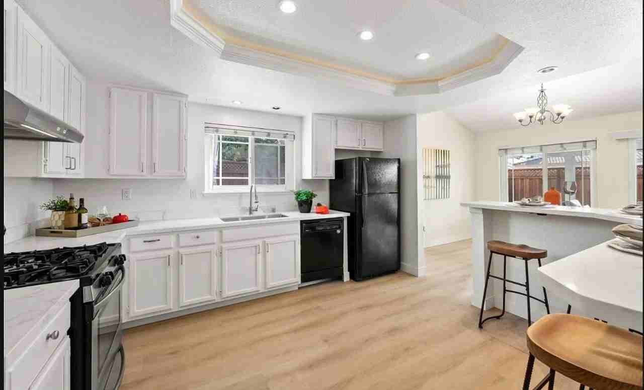 1694 Arrowhead Ave - Photo 4 of 15