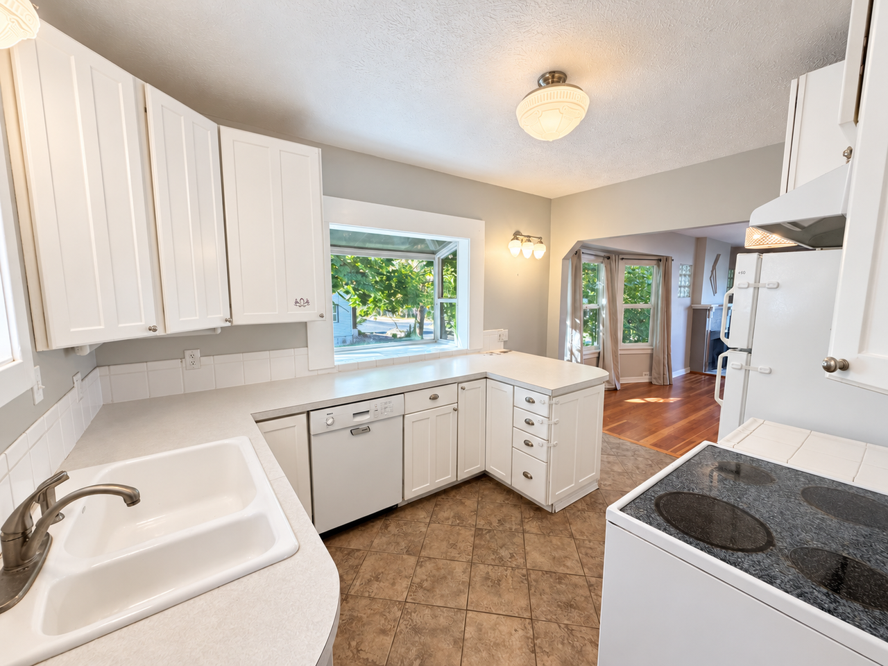 318 E 29th Ave - Photo 5 of 15