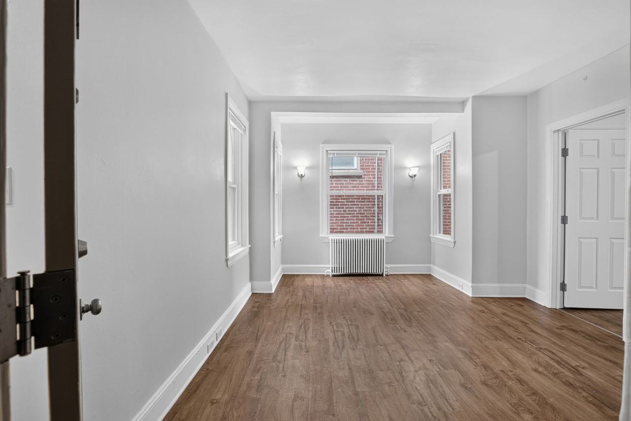 1020 W 8th St - Photo 3 of 15