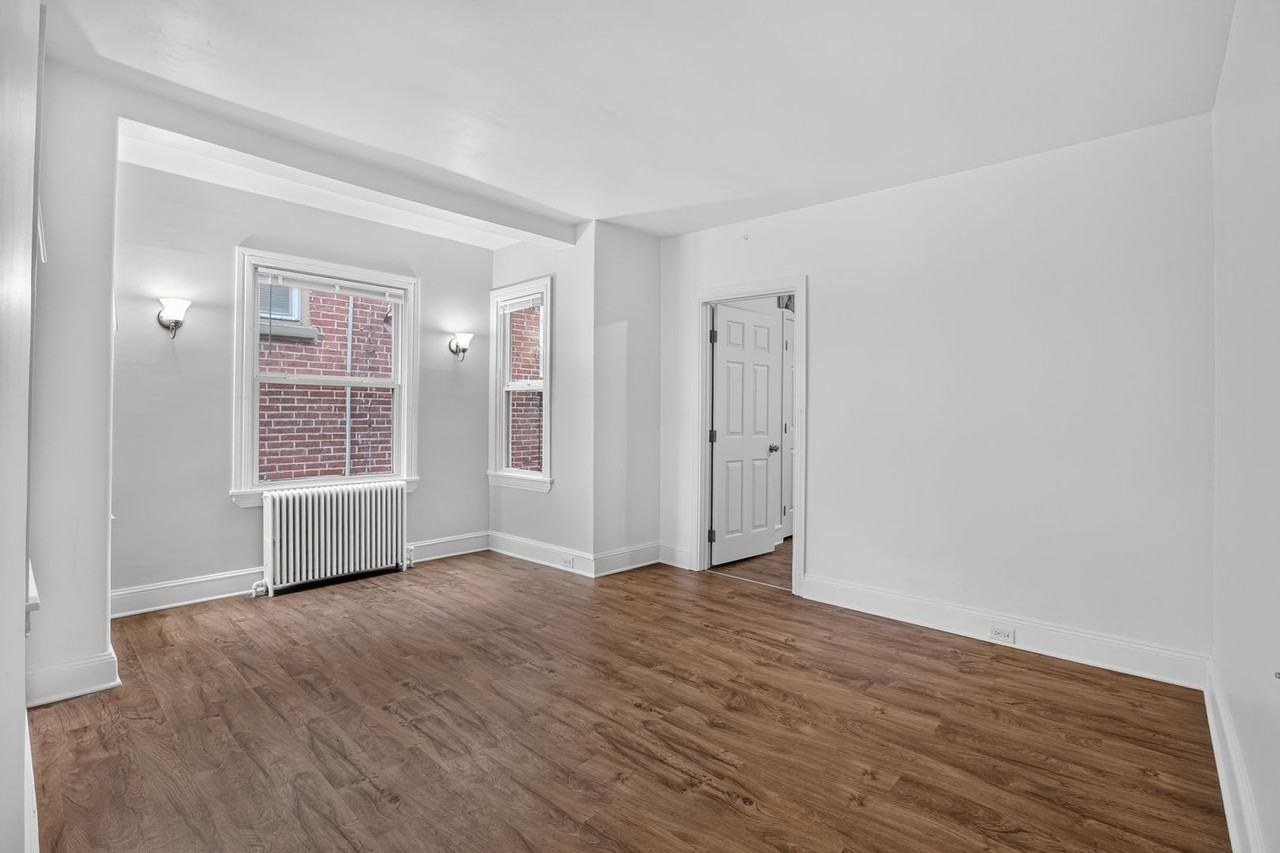 1020 W 8th St - Photo 4 of 15