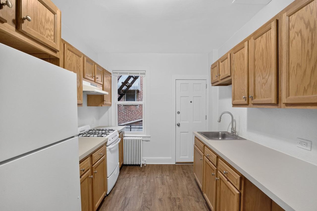 1020 W 8th St - Photo 7 of 15