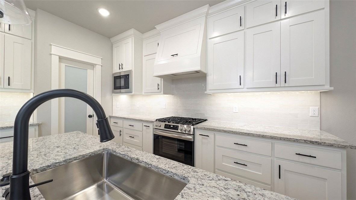 6802 Sw Basswood Ave - Photo 7 of 27