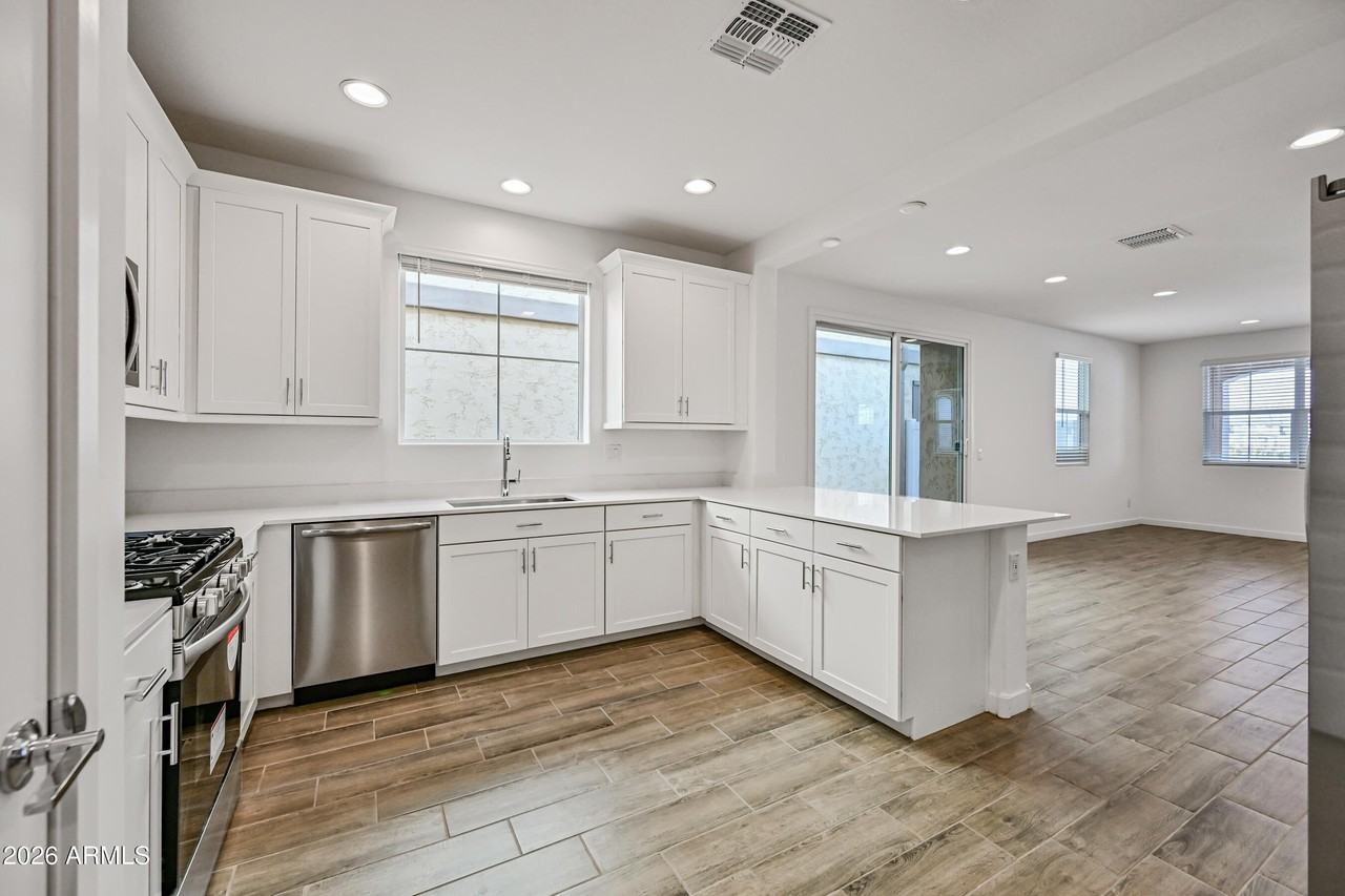 3338 S 82nd St - Photo 5 of 30