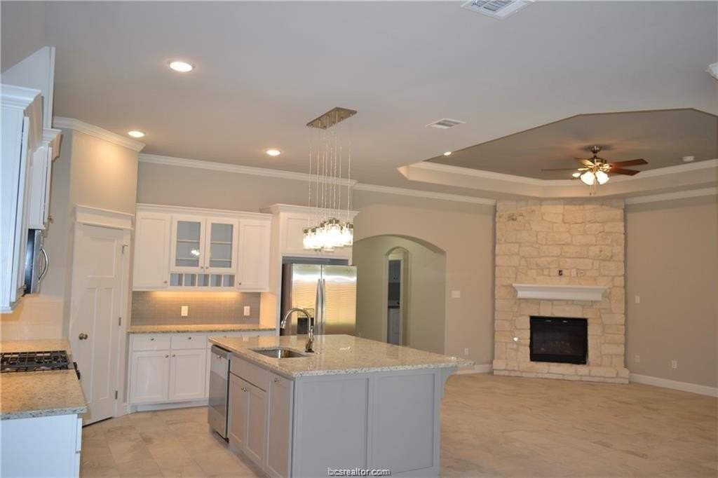 304 Foch St - Photo 2 of 10