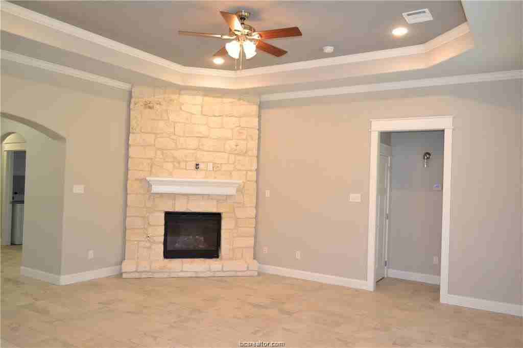 304 Foch St - Photo 4 of 10