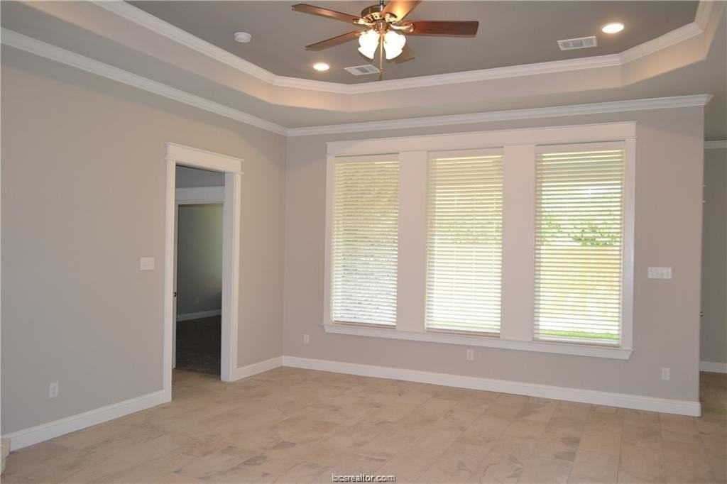 304 Foch St - Photo 5 of 10
