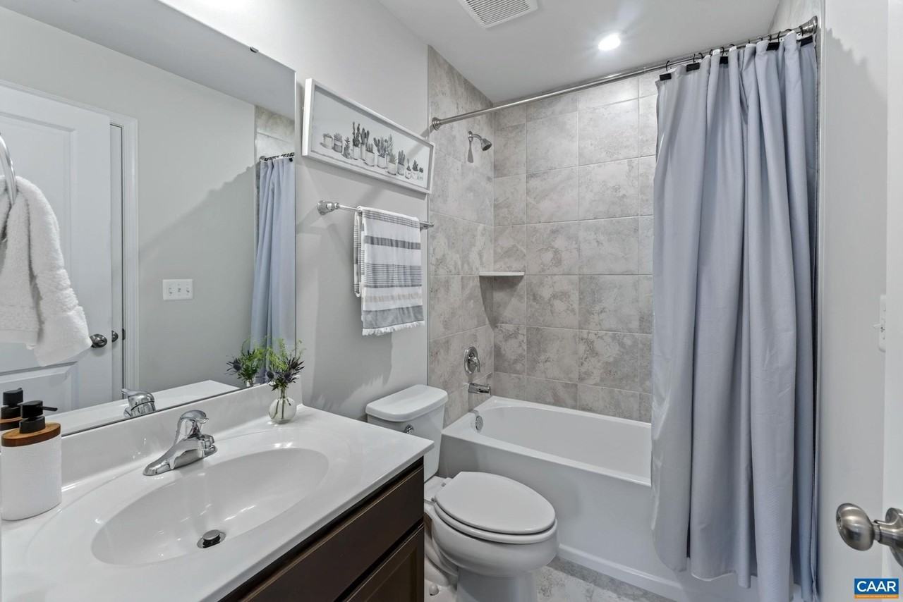 2842 Sweetbay St #R - Photo 7 of 22
