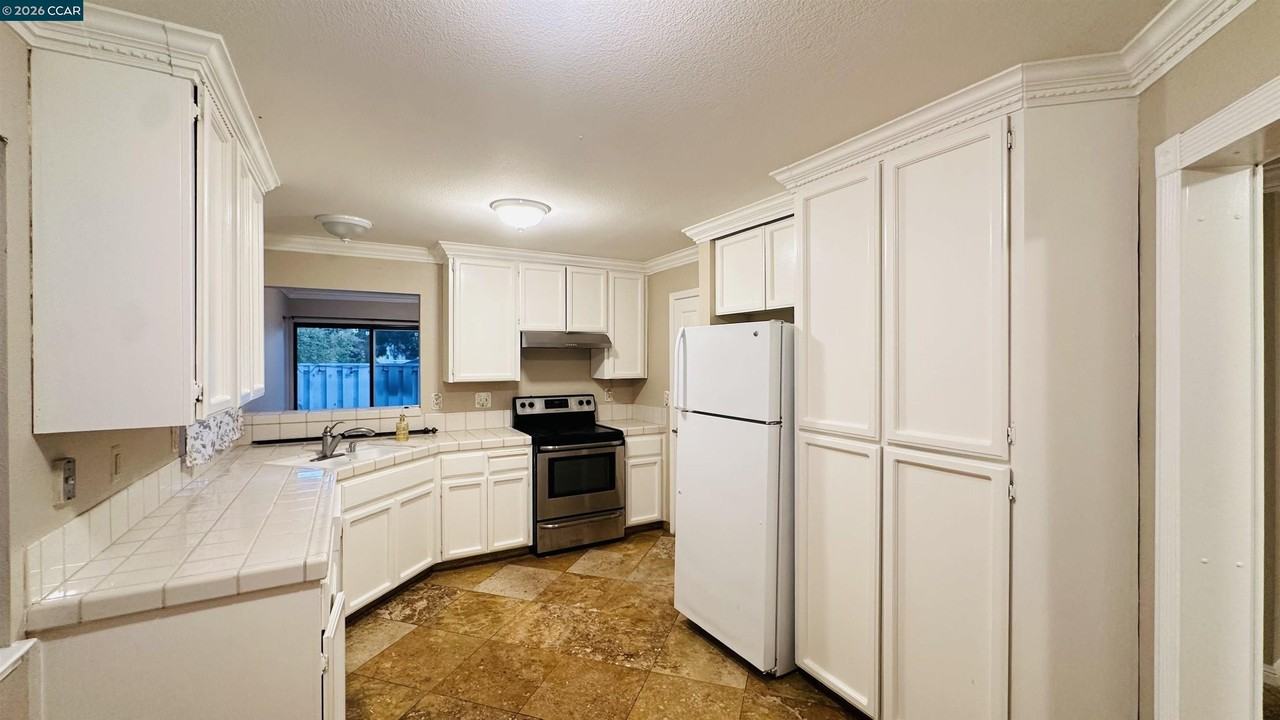 449 Dohrmann Ln - Photo 5 of 8
