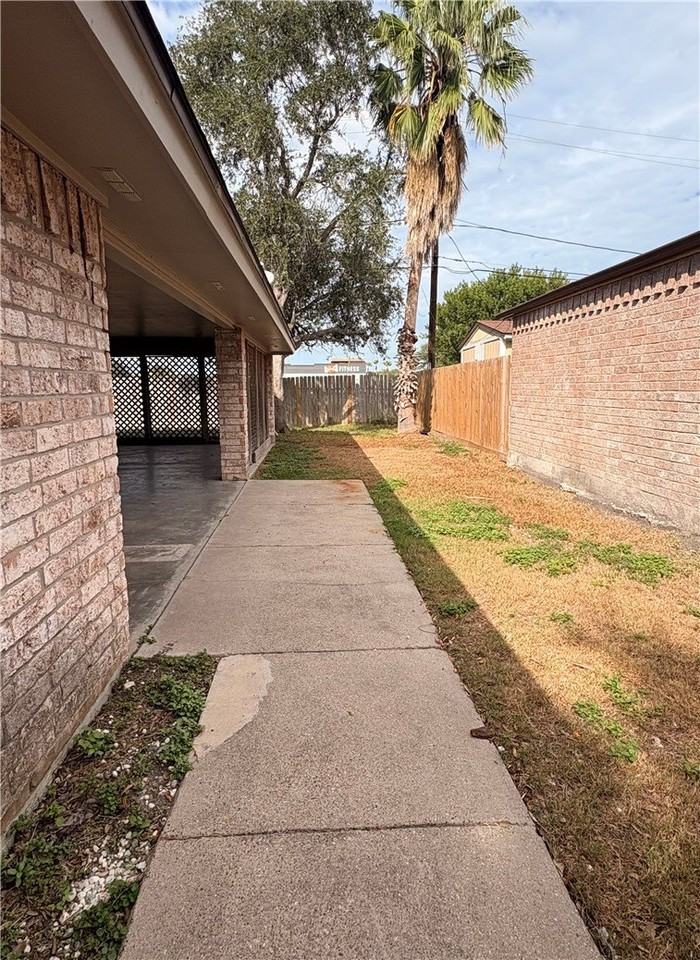 5530 Crossgate Dr N - Photo 2 of 16