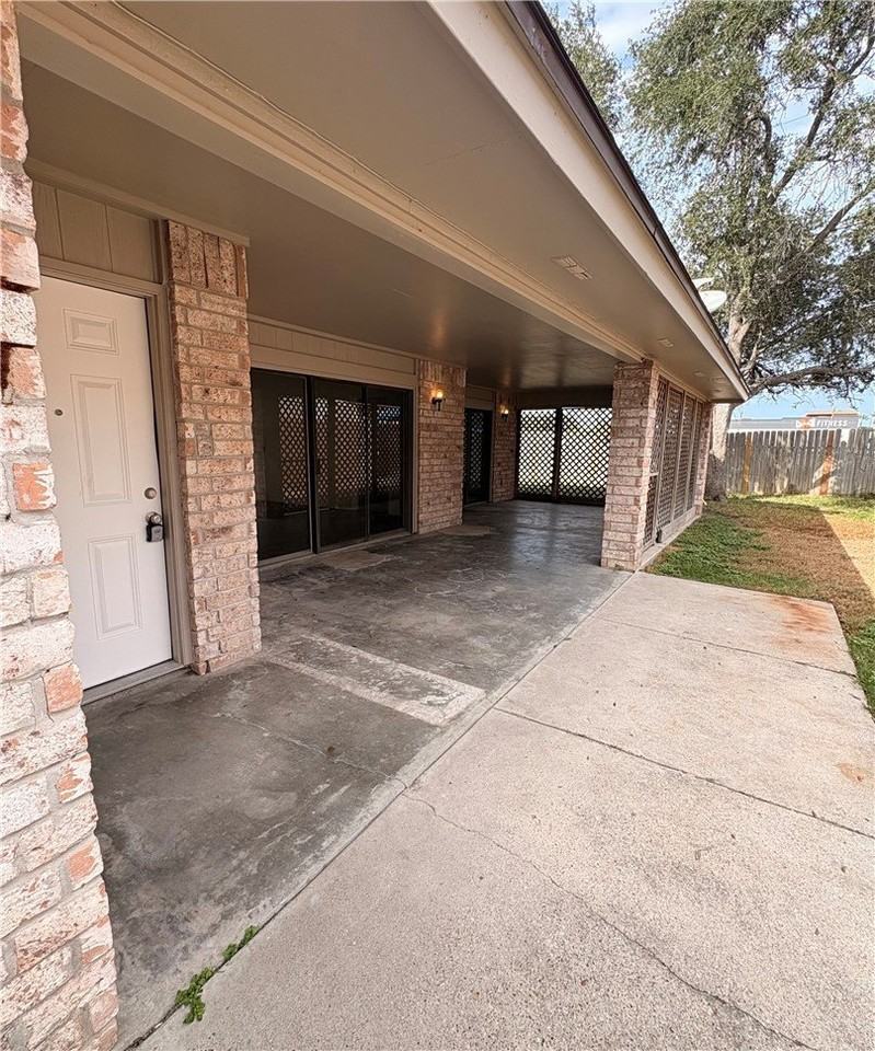 5530 Crossgate Dr N - Photo 3 of 16
